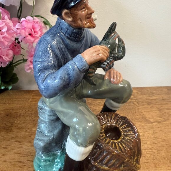 Royal Doulton Lobster Man Figurine Vintage HN2317 England Coastal‎ Fisherman - Picture 2 of 5